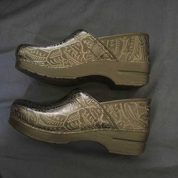 Dansko black leather with flower patterns size 40. - Picture 3 of 12